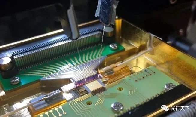 上海交大科研團(tuán)隊在光學(xué)智能計算芯片研制上取得突破性進(jìn)展